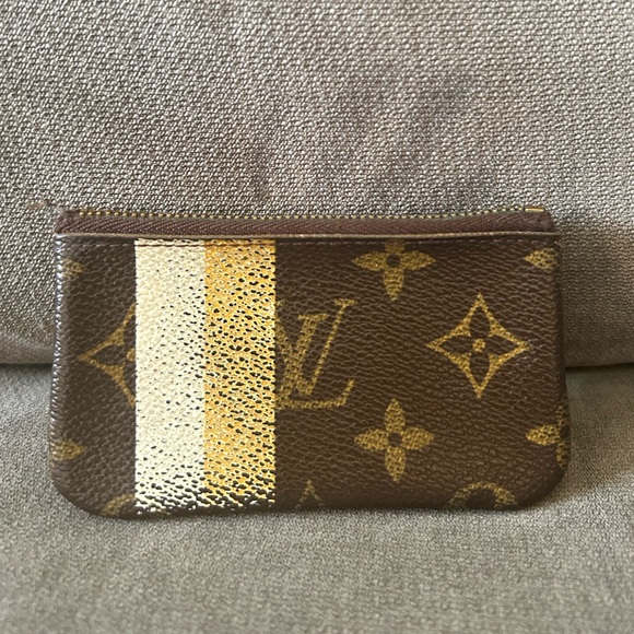 LOUIS VUITTON Limited Edition Bellhop Groom Illustre Key Pouch Cles Charm RARE - Picture 2 of 7